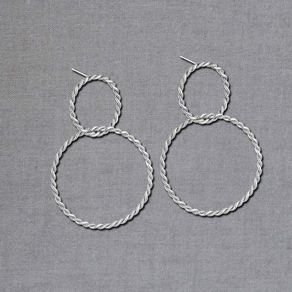 Rhodinierte Ohrstecker aus zwei verschlungenen Ringen in Seiloptik
