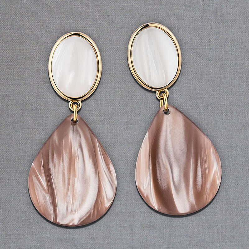 Perlmuttfarbene Ohrstecker mit Tropfen in Beige von AmuseToi