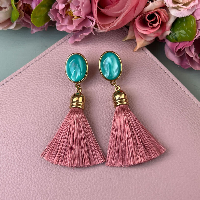 Quasten Ohrringe als Ohrstecker in Türkis mit Quaste in Rosa von AmuseToi