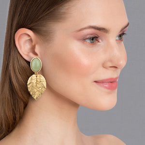Ohrclips in Jadegruen mit goldenen Blatt von AmuseToi