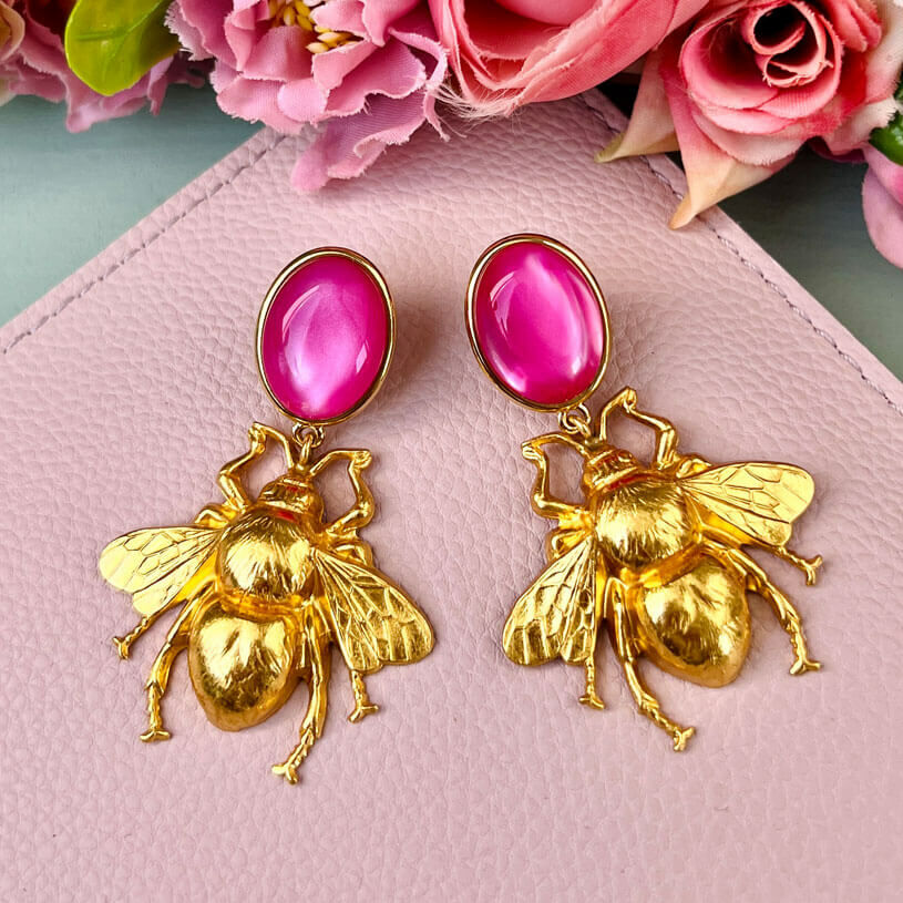 Pinke Ohrstecker mit vergoldeter Hummel von AmuseToi