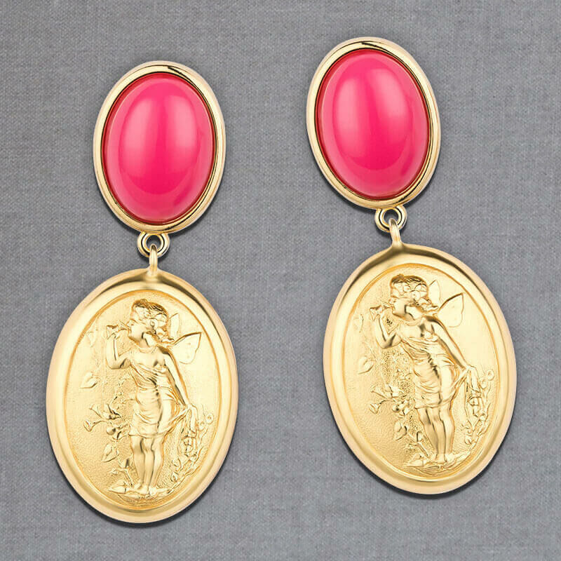Pinker Ohrstecker mit Putte auf vergoldetem Oval von AmuseToi