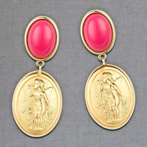 Pinker Ohrstecker mit Putte auf vergoldetem Oval von AmuseToi