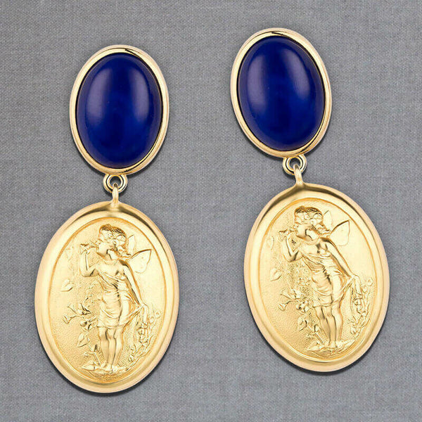 Dunkelblauer Ohrstecker mit Putte auf goldenem Oval von AmuseToi