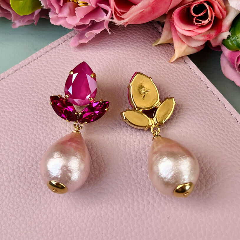 Funkelnde Ohrstecker in Pink mit federleichten Baumwolltropfen von AmuseToi