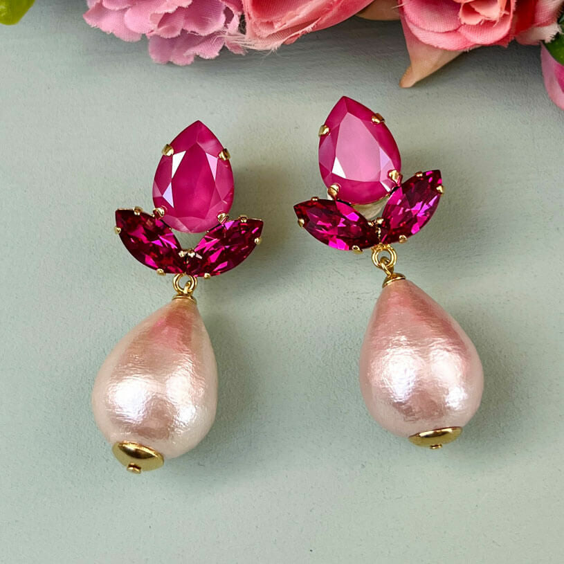 Funkelnde Ohrstecker in Pink mit federleichten Baumwolltropfen von AmuseToi