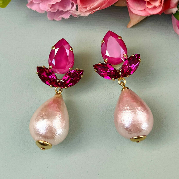 Funkelnde Ohrstecker in Pink mit federleichten Baumwolltropfen von AmuseToi