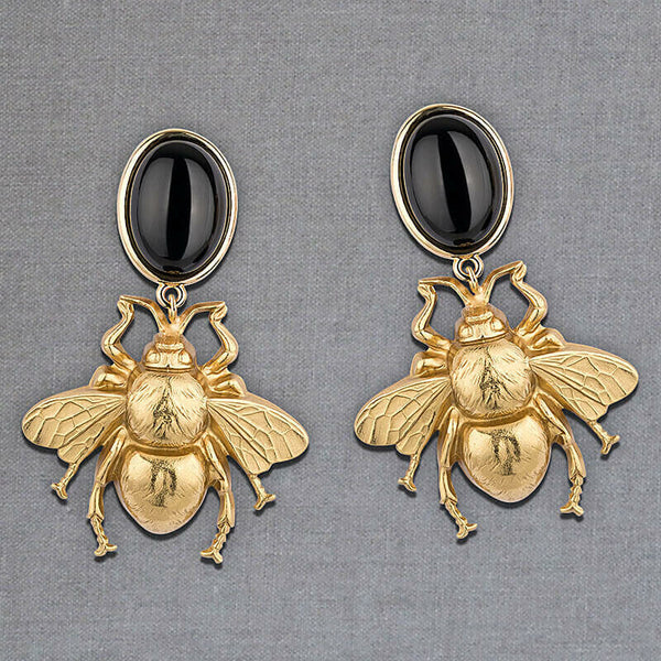 Schwarzer Ohrclips mit vergoldeter Hummel