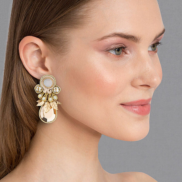 Funkelnde Soutache-Ohrringe in Gold und Weiß mit schimmernden Tropfen