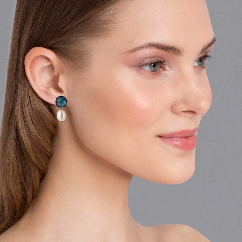 Funkelnde Ohrstecker in Dunkelblau mit edler Süßwasserperle in Silberfarben von Janne v. d. Heide