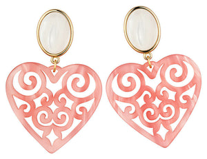 Schöne Herz-Ohrringe mit perlmuttfarbenen Ohrsteckern und Herz-Ornamenten in Rosa von AmuseToi
