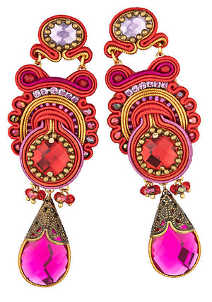 Soutache-Ohrringe mit funkelnden Steinen und glänzenden Bändern in Rot, Gold und Violett