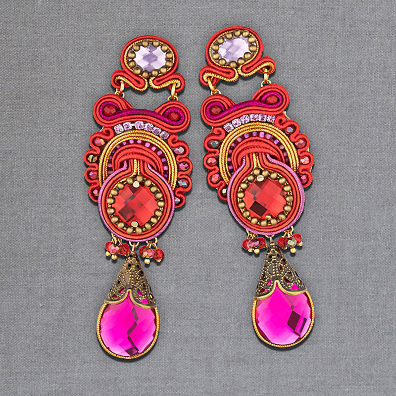 Soutache-Ohrringe mit funkelnden Steinen und glänzenden Bändern in Rot, Gold und Violett