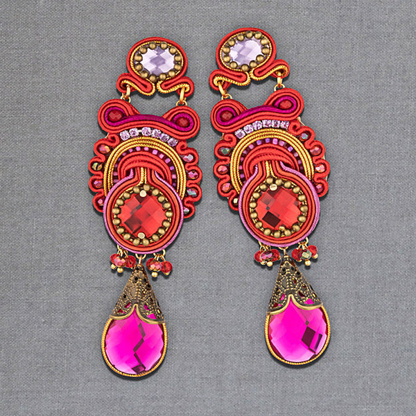 Soutache-Ohrringe mit funkelnden Steinen und glänzenden Bändern in Rot, Gold und Violett