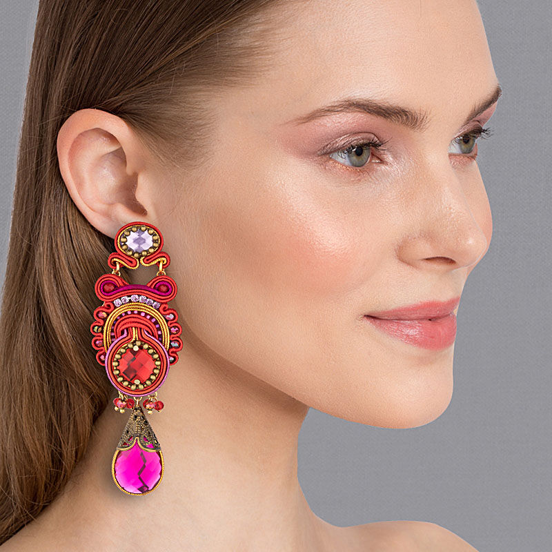 Soutache-Ohrringe mit funkelnden Steinen und glänzenden Bändern in Rot, Gold und Violett