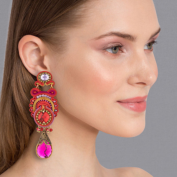 Soutache-Ohrringe mit funkelnden Steinen und glänzenden Bändern in Rot, Gold und Violett