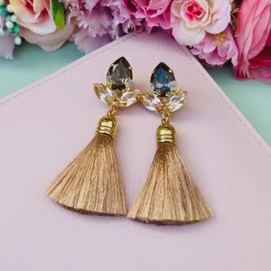 Glitzernde Ohrstecker in Beige mit edler Quaste von AmuseToi