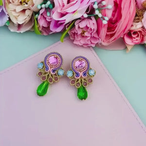 Farbenfrohe Statement-Ohrringe in pastelligem Rosa, Flieder und Grün