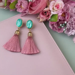 Quasten Ohrringe als Ohrstecker in Türkis mit Quaste in Rosa von AmuseToi