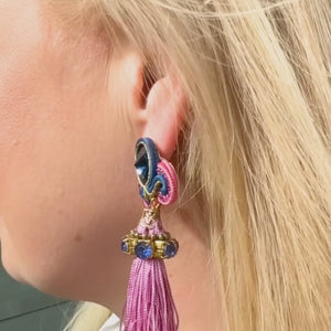 Auffällige Soutache-Ohrstecker in Blau und Rosa mit Quaste
