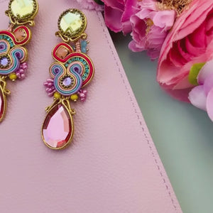 Soutache Ohrstecker mit seidigen Bändern in Gold und funkelnden Tropfen in Rosa und Lindgrün