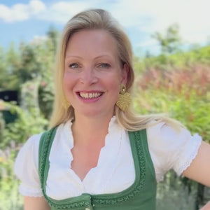 Funkelnde Soutacheohrringe als goldenes Herz