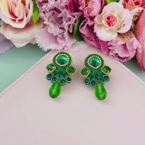 Wunderschöne kleine Soutache Ohrstecker in Dunkelgrün