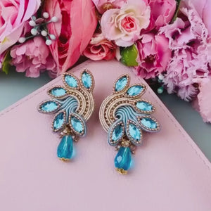 Funkelnde Soutache-Ohrringe in zarten Hellblautönen mit Gold