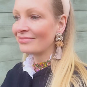 Auffällige Soutache-QuastenOhrringe in Beige und Champagner