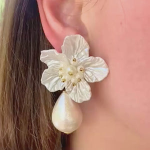 Elegante Blüten-Ohrstecker in Weiß mit federleichten Baumwolltropfen