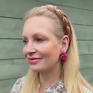 Farbenfrohe Statement-Ohrringe in Pink und Orange
