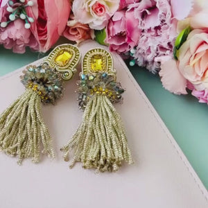 Auffällige Soutache-QuastenOhrringe in Gold