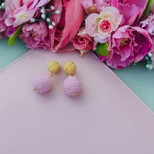 Vergoldete Knoten-Ohrringe mit funkelnden Kugeln in Rosa