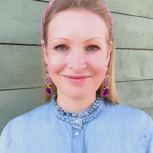 Rosafarbene Soutache Ohrstecker mit seidigen Bändern in Gold und funkelnden Tropfen in Violett