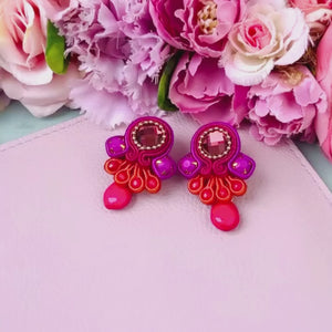 Farbenfrohe Statement-Ohrringe in Pink und Orange