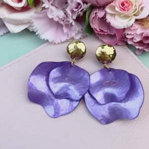 Vergoldete Ohrringe mit violetten Blütenblättern