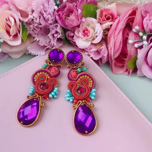 Soutache-Ohrstecker mit Bändern in Orange und funkelnden Steinen in Magenta