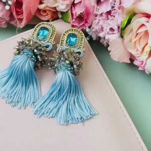 Auffällige Soutache-QuastenOhrringe in Hellblautönen mit Gold