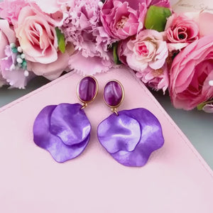 Violette Ohrringe mit Blütenblättern