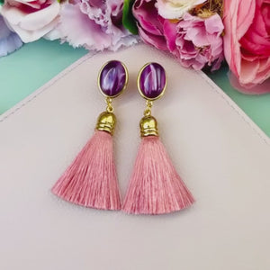 Quasten Ohrringe als Ohrstecker in Amethyst mit  Quaste in Puderrosa von AmuseToi