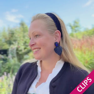 Funkelnde Soutacheohrclips als dunkelblaues Herz