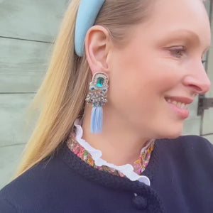 Auffällige Soutache-QuastenOhrringe in Hellblautönen mit Gold