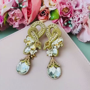 Exotische Soutache-Ohrringe in Kristall, Weiß und Gold