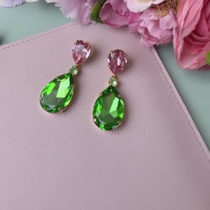 Funkelnde Ohrclips mit Glas-Kristallen in Grün und Rosa