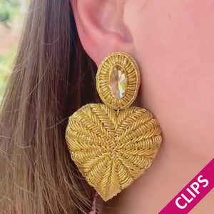 Funkelnde Soutacheohrclips als goldenes Herz