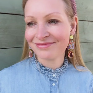 Soutache Ohrstecker mit seidigen Bändern in Gold und funkelnden Tropfen in Rosa und Lindgrün