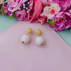 Vergoldete Knoten-Ohrringe mit funkelnden Kugeln in Creme