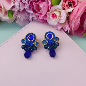Funkelnde Soutache-Ohrstecker in Dunkelblau