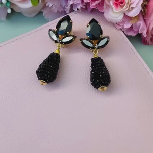 Funkelnde Ohrstecker in Schwarz mit glitzernden Tropfen von AmuseToi