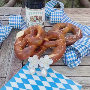 Elegante Blüten-Ohrstecker in Weiß mit federleichten Baumwolltropfen